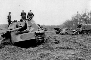 Советский офицер осматривает подбитую в Восточной Пруссии немецкую САУ «Ягдпантера» (Sd.Kfz.173 Jagdpanther)