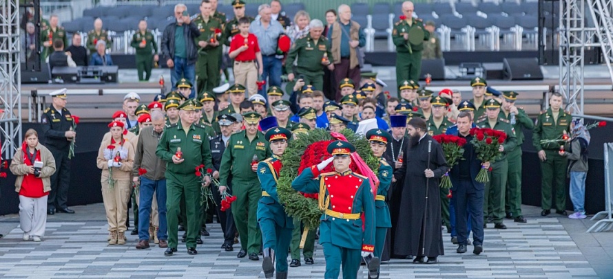 В рамках акции «Свеча памяти» у стен Главного храма ВС РФ зажгли 1418 свечей