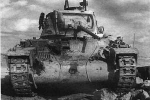 «Матильда III», ставшая жертвой огня 88-мм немецких зенитных пушек. Лобовая броня пробита в нескольких местах. Район Тобрука, декабрь 1941 года