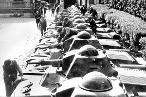 Сдача партии  «Hotchkiss H39»  с орудиями SH 38, весна 1940 года. Танки уже оснащены хвостами, на которых крепился запасной каток и ящик ЗИП