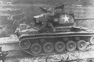 Легкий танк M24 «Chaffee» с пехотинцами на борту