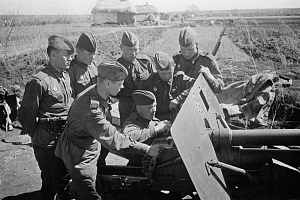 Artilleristy_gvardeytsy-Voronezhskogo-fronta-vo-vremya-obucheniya-u-svoey-pushki-ZiS_3
