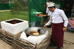 «Мастер класс» по приготовлению блюд национальной кухни участником команды  Узбекистана на конкурсе «Полевая кухня». Полигон «Алабино» (Россия), 2018 г.»