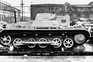 Погрузка танка на платформу. Польша 1939 год.