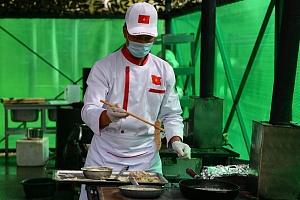 «Мастер класс» по приготовлению блюд национальной кухни участником команды  Вьетнама на конкурсе «Полевая кухня». Полигон «Алабино» (Россия), 2020 г.»