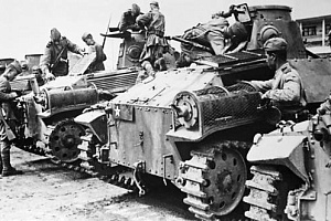 Красноармейцы осматривают трофейные японские легкие танки «Ха-Го». Маньчжурия, август 1945 года