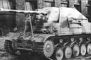 Истребитель танков «Мардер II» во дворе завода FAMO-Ursus