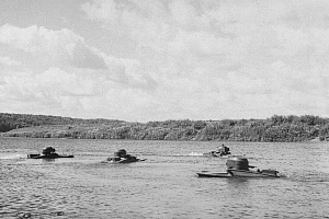 Tanki-T_37A-na-plavu_-manevry-1935-god