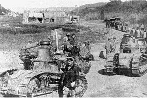 Колонна «Рено» FT из состава 13-го батальона 505-го танкового полка на марше. Западный фронт, 10 октября 1918 года.