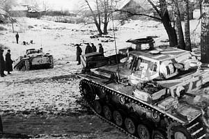 Немецкий танк Pz.Kpfw. III вытаскивает легкий танк Pz.Kpfw. II из ручья в деревне Матрёнино под Волоколамском