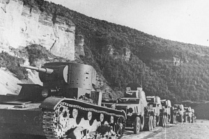 Советский танк Т-26 и бронеавтомобили БА-10 на дороге в Бессарабии, июнь-июль 1940