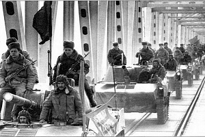 Samokhodnye-artilleriyskie-orudiya-2S9-_Nona_S_-v-kolonne-sovetskikh-voysk_-pokidayushchikh-Afganistan.-Termez_-7-fevralya-1989-goda