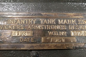 Сохранившаяся заводская табличка танка Валентайн-2, представленного в экспозиции Музейной площадки №1