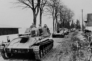 Kolonna-SU_76M-vkhodit-v-naselennyy-punkt-v-severnoy-chasti-provintsii-Pomeranii