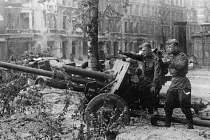 Советские солдаты у пушки ЗИС-3 на улице Берлина