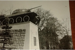 Танк Т-34 на постаменте.  ГДР, г.Гримма. 1992г. Сегодня этот танк можно увидеть в Парке «Патриот» в исторической экспозиции.