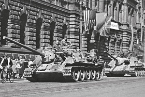 Советские САУ СУ-100 , Прага, май 1945года