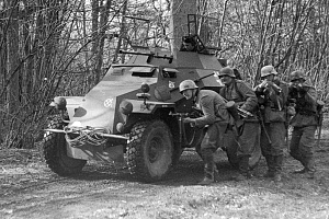 Атакующие пехотинцы Вермахта под прикрытием бронеавтомобиля Sd. Kfz. 222. в годы Второй мировой войны