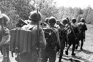 Расчеты советских 82-мм минометов образца 1937 г. продвигаются на передовые позиции. Май 1942год