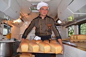 «Выпечка хлеба участником команды от Российской федерации на конкурсе «Полевая кухня».  Полигон «Алабино» (Россия), 2017 г.»