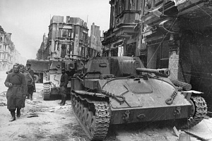 СУ-76М на одной из улиц Берлина, 1945 год