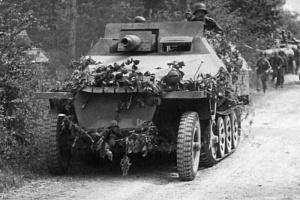 БРМ Sd.Kfz.251.9 на привале при совершении марша