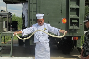 «Мастер класс» по приготовлению лапши участником команды КНР на конкурсе «Полевая кухня».  Полигон «Алабино» (Россия), 2016 г.»