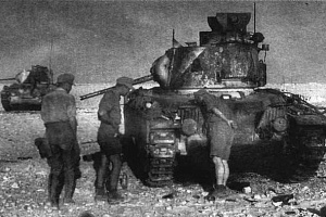 Немецкие пехотинцы осматривают «Матильда III», подбитые у прохода Хальфейа. Июнь 1941 года