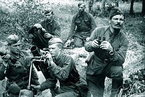 Raschet-gotovit-k-boyu-82_mm-batalonnyy-minomet-BM_37_-avgust-1941g.