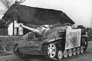 САУ StuH 42 ранних серий, брошенная немцами на Восточном фронте. Гаубица без дульного тормоза, орудийная маска – сварная