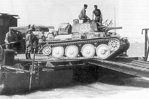 Немецкий танк чешского производства Pz.38(t) выгружается с самоходного парома типа «Зибель». Крым, 1942 год.