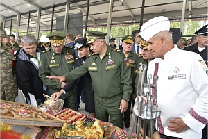 «Посещение руководящим составом  МО РФ «Мастер класса» по приготовлению блюд национальной кухни у команды Азербайджана на конкурсе «Полевая кухня». Полигон «Алабино» (Россия), 2018 г.»