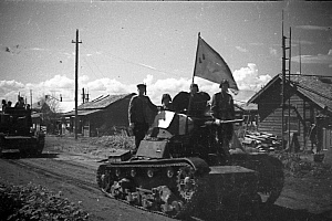 Колонна танков Т-26 из состава 214-й танковой бригады во время наступления на Южном Сахалине, август 1945