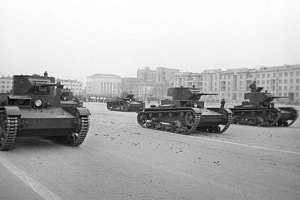 Легкие танки Т-26 на параде 7 ноября 1941 года в городе Куйбышеве