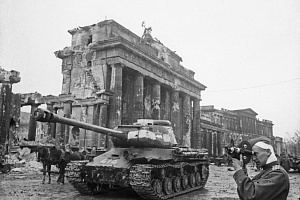 Танк ИС-2 7-й гвардейской тяжелой танковой бригады у Бранденбургских ворот. 1945 год