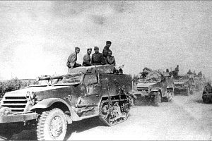 Батарея  самоходных орудий Т48(СУ-57) на марше, Румыния, лето1944г.