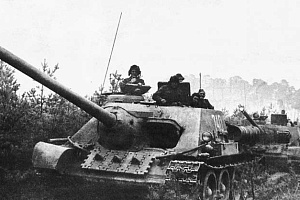 Первые СУ-100 были направлены на фронтовые испытания в сентябре 1944 года.