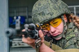 «Участник команды Российской федерации на первом этапе «Соревнование по огневой подготовке» в конкурсе «Полевая кухня».  Полигон «Алабино» (Россия), 2020 г.»