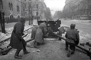 Расчет советского 76-мм орудия ЗиС-3 ведет огонь на улице Будапешта