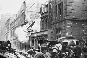 Расчет 76-мм дивизионной пушки ЗиС-3 ведет бой на улице Берлина