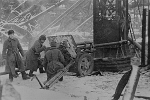 Расчет советской пушки ЗиС-3 у завода «Красный Октябрь» в Сталинграде