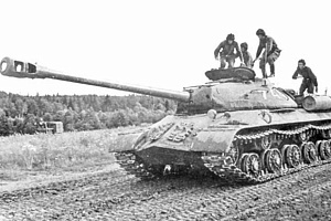 Tanki-IS_3-odnoy-iz-bronetankovykh-chastey-Moskovskogo-voennogo-okruga.-Naro_Fominsk_-avgust-1956