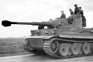 Tank-Tigr-Pz.Kpfw.-VI-Ausf.-E-Tiger-501_go-tyazhelogo-tankovogo-batalona-Schwere-Panzer_Abteilung-501-vermakhta-na-marshe.-Mashina-byla-proizvedena-odinnadtsatoy-po-schetu-Fgst.Nr.-250012-i-postupila-v-batalon-