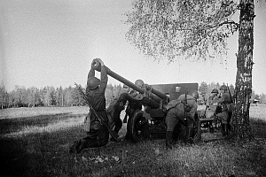 Советские артиллеристы перекатывают пушку ЗИС-3