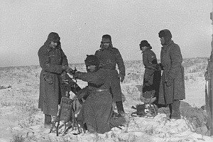 Sovetskie-minometchiki-gotovyat-k-strelbe-82_mm-batalonnyy-minomet-BM_37-obraztsa-1937-goda